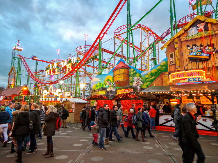 Menschenmenge an den Fahrgeschäften im Winter Wonderland im Hyde Park