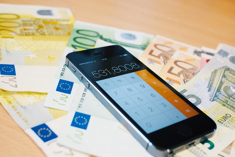 Eurobankbiljetten en een rekenmachine op een smartphone