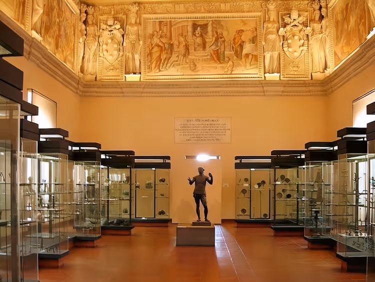 Etruskermuseum-Galerie mit Vitrinen und einer Statue