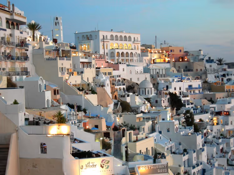 Nächtliches Panorama der weißen Häuser von Fira auf Santorin