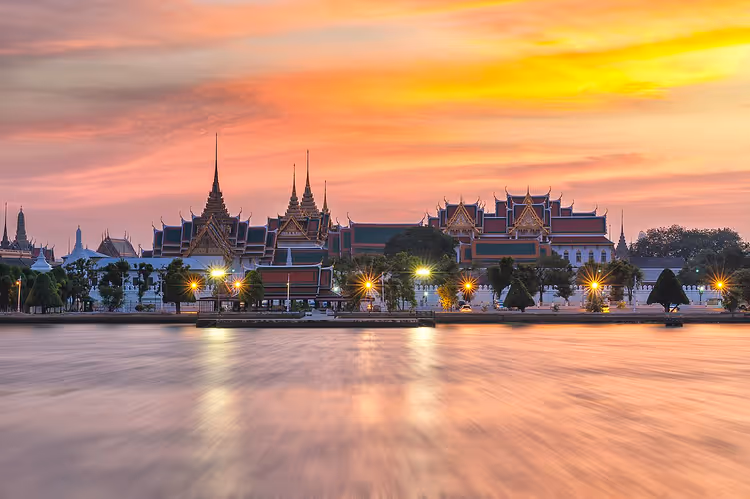 Grand Palace i Bangkok i solnedgang fra elven