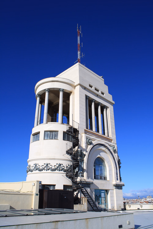 Torre bianca su un tetto sotto un cielo azzurro