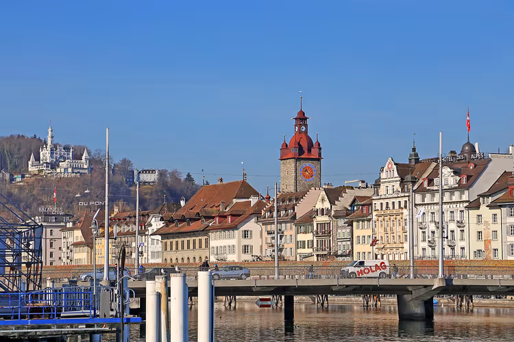 Panorama over Luzern med rådhustårnet og Reuss