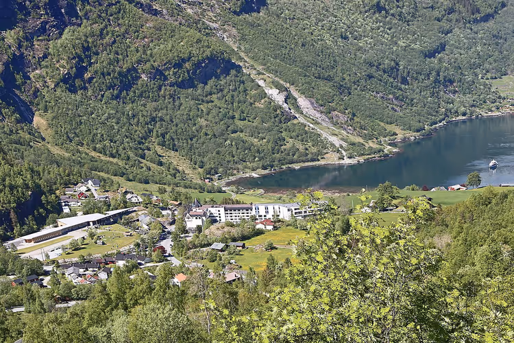 Geiranger bygd og Geirangerfjorden sett ovenfra, Norge