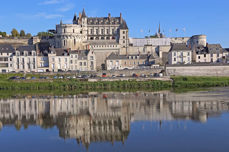 Château d'Amboise, Loire'ın üzerinde yansımasıyla
