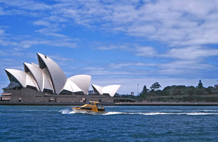 Sydney Opera House fra vannet, gul båt foran