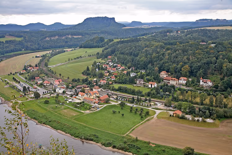 Panoramisch uitzicht op het kuuroord Rathen aan de Elbe
