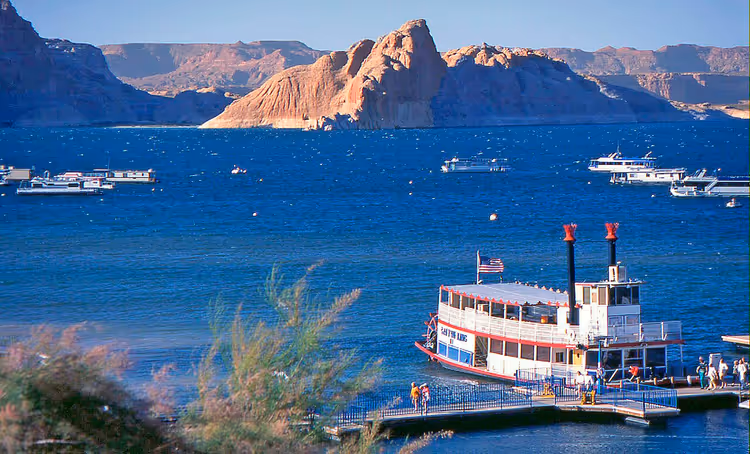 Lake Powell met boten en rode rotsen