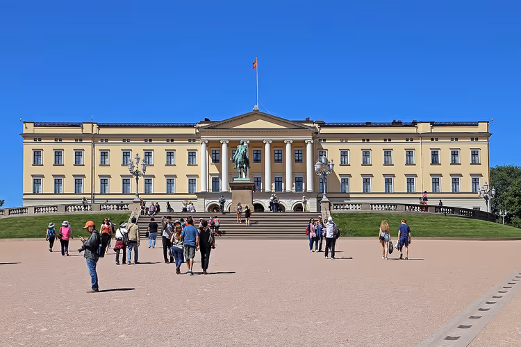 Oslo'daki Kraliyet Sarayı'nın önden görünümü