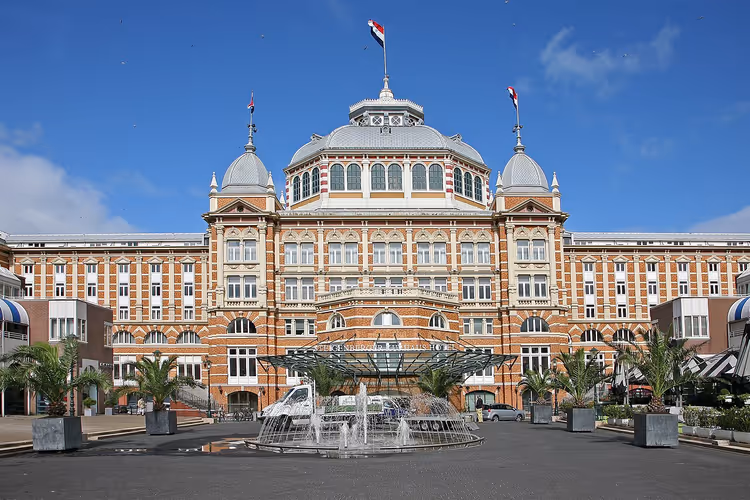 Fasaden til Grand Hotel Amrâth Kurhaus med kuppel og fontene