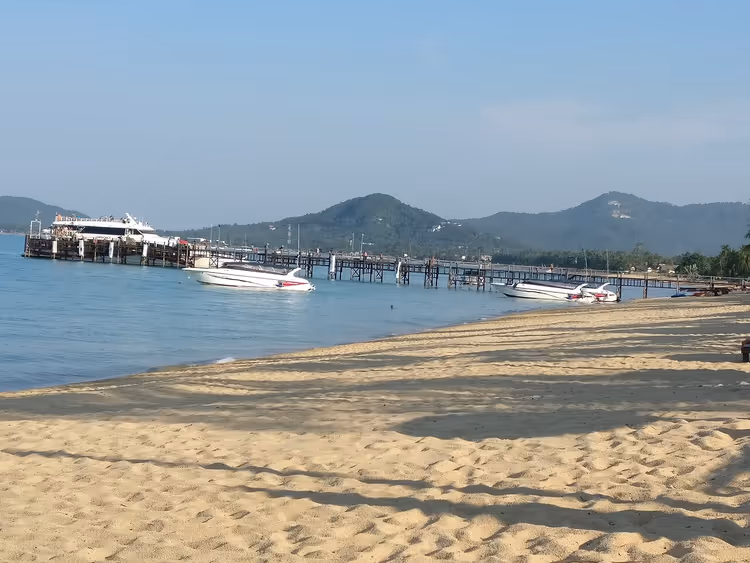 Strand Maenam und Pier auf Ko Samui