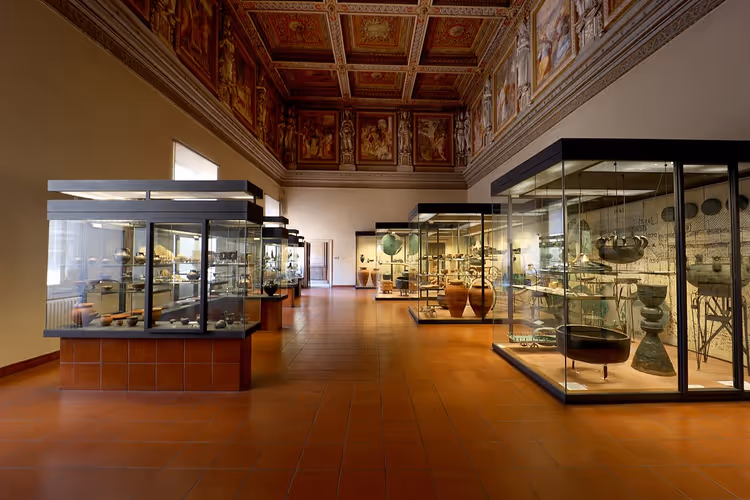 Sal i Etrusker-museet med montre og vaser