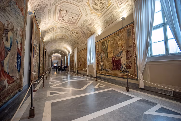 Galerie mit Wandteppichen und einer Gewölbedecke