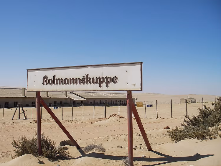 Namib Çölü'nde Kolmanskop tabelası ve binaları