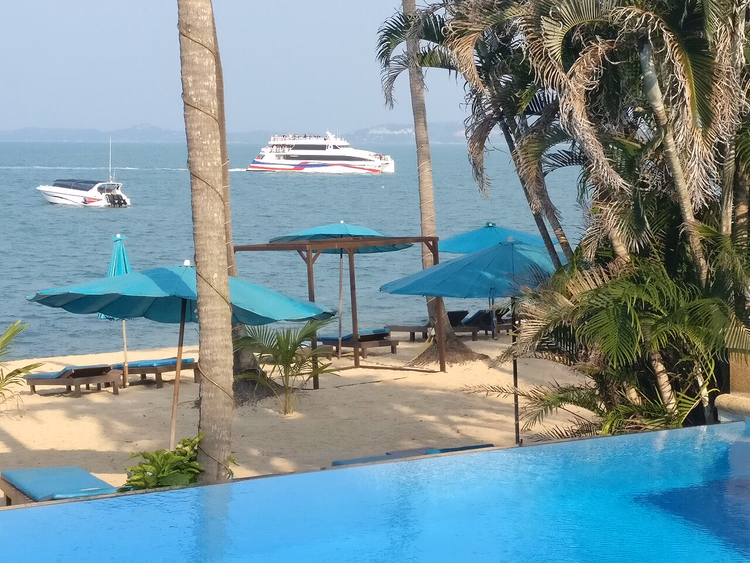 مسبح لا متناهي يطل على الشاطئ والبحر