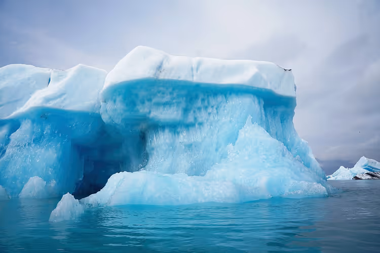 Jäävuori Jökulsárlónin jäätikkölaguunissa, Islannissa
