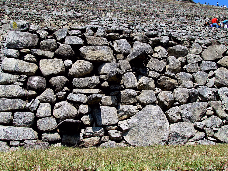 Machu Picchu teraslarının altındaki İnka taş işçiliği