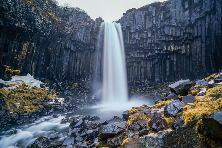 Bazalt sütunların önünde Svartifoss şelalesi