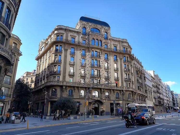 Historisk Ohla-hotellbygning på Via Laietana i Barcelona