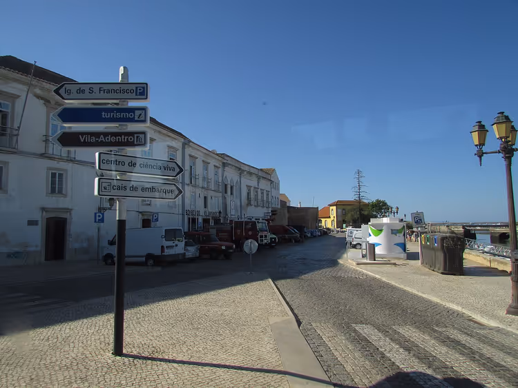 Gate i Faro med skilt og parkerte biler