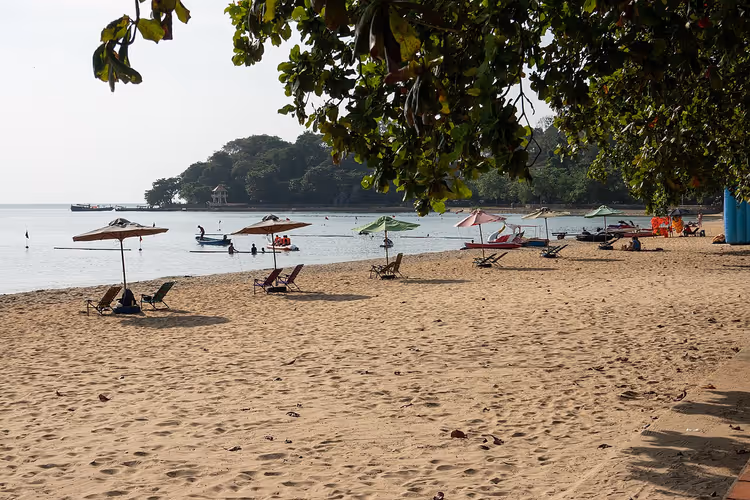 Kep plajı, şemsiyeler ve şezlonglar