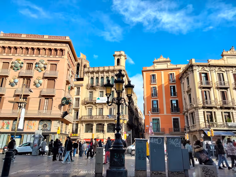 La Rambla met gebouwen en een straatlantaarn