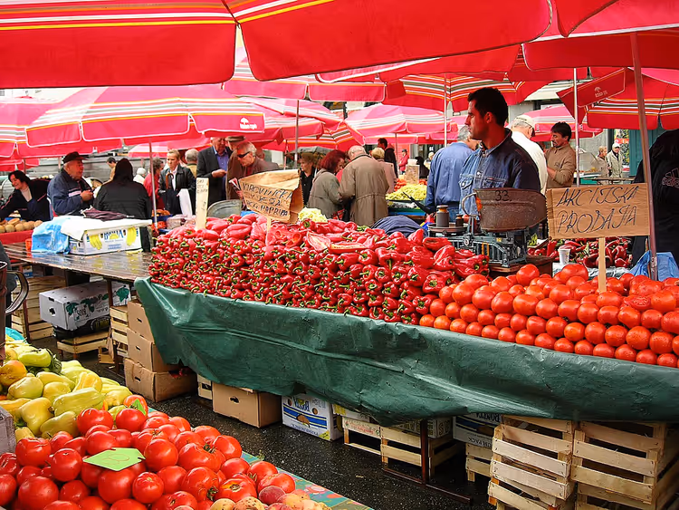 Tomaten und Sonnencreme in einem Geschäft