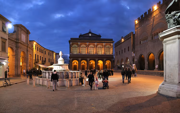 Gece Rimini'de Cavour Meydanı, çeşme ve insanlarla