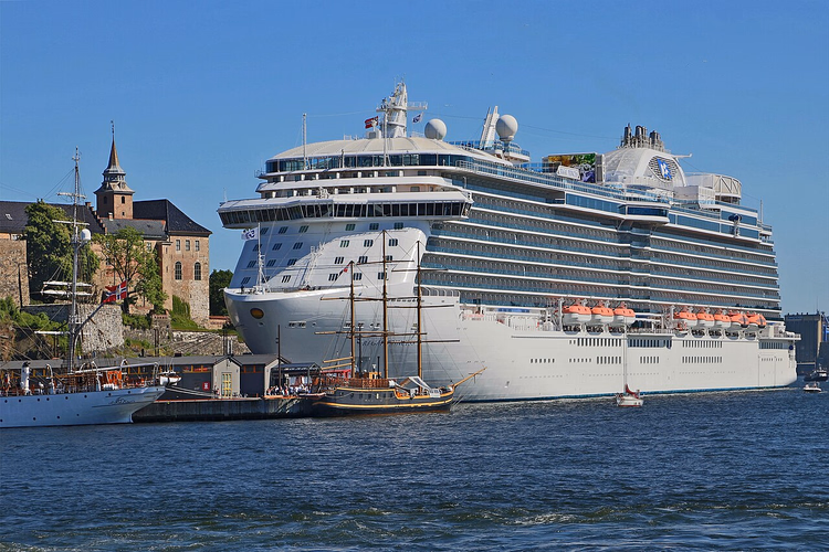 Cruiseskip med balkonglugarer i Oslo havn
