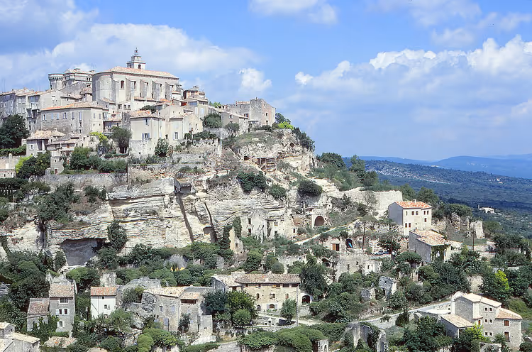 Gordes auf einem Felsvorsprung zwischen den Hügeln