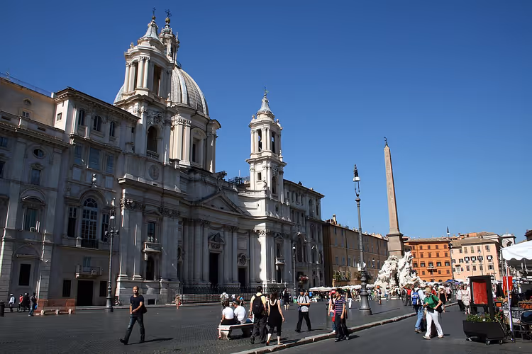 Kirken Sant'Agnese og obelisken på Piazza Navona