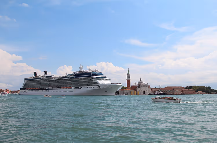Kreuzfahrtschiff Celebrity Equinox in der Lagune von Venedig