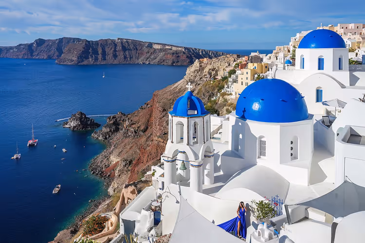 Blaue Kuppeln und weiße Häuser von Oia auf Santorin
