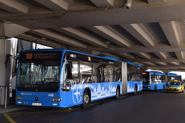 Bus 100E am Terminal des Flughafens Budapest