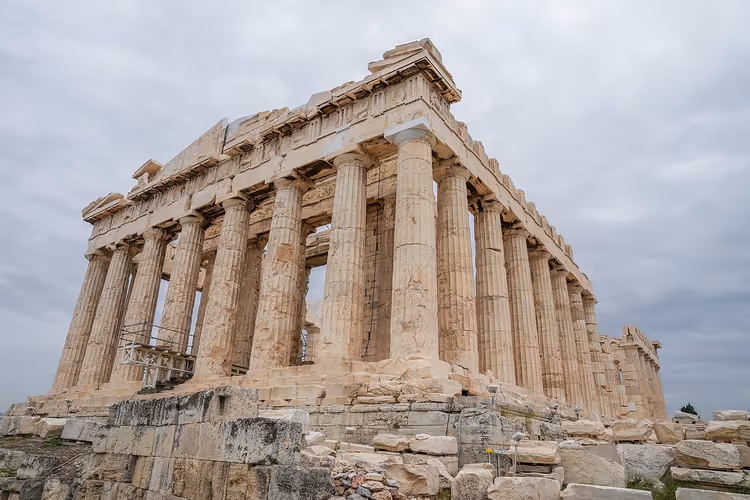 Parthenons kolonnade på Athens akropolis under en skyet himmel