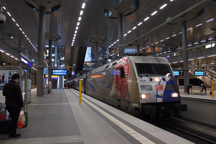 Comboio EN477 com locomotiva da DB na estação de Berlim