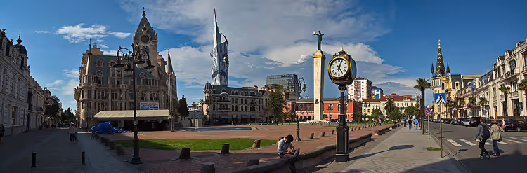 Europe Square i Batumi med Medea-søylen