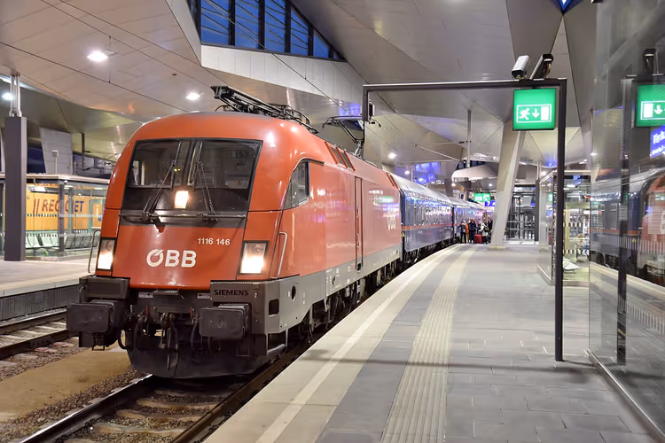 Yolda ÖBB Nightjet yataklı vagonu