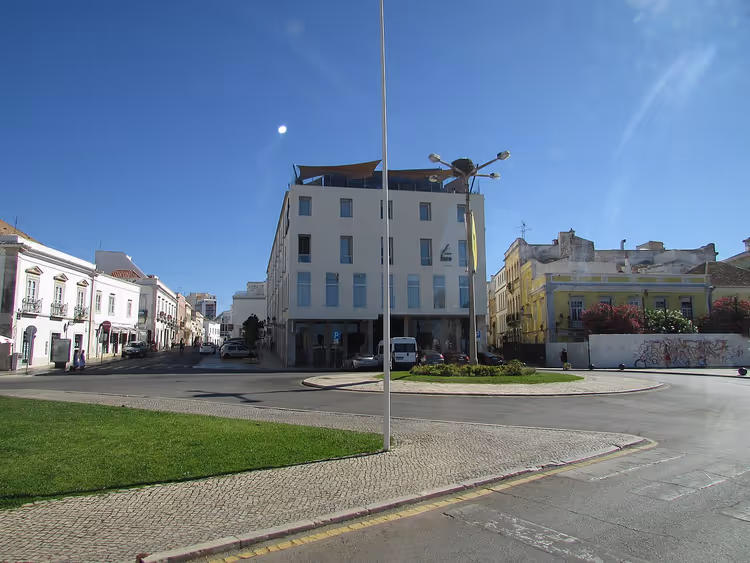 Platz im Zentrum von Faro an einem sonnigen Tag