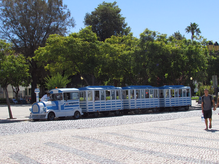 Touristenbahn auf einem gepflasterten Platz in Faro