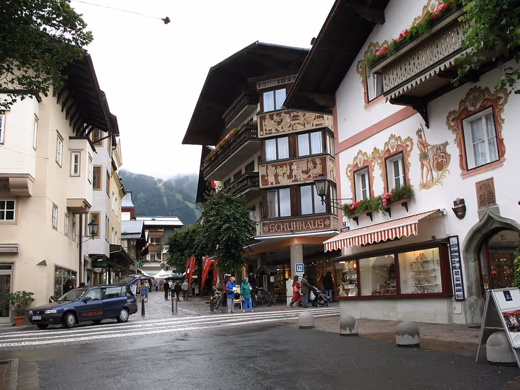 Straße in Zell am See mit bemalten Häusern und Bergen