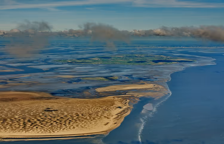 Freigelegtes Watt im Wattenmeer