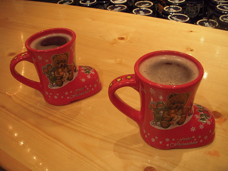 Glühwein in roten Keramikstiefel-Tassen