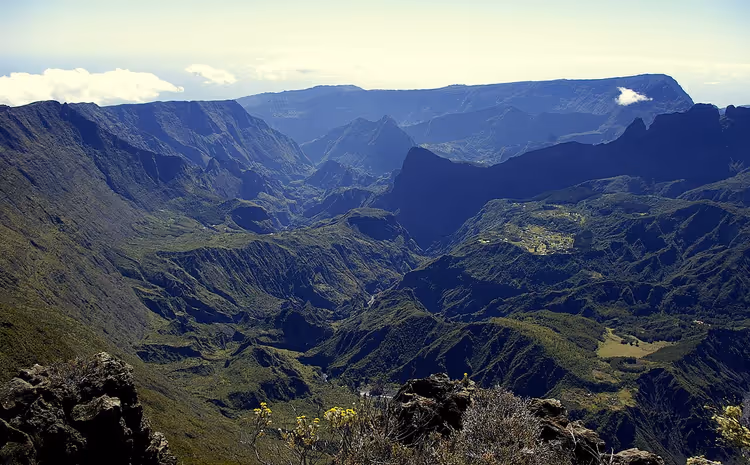 Yeşil dağlarla Cirque de Mafate panoraması