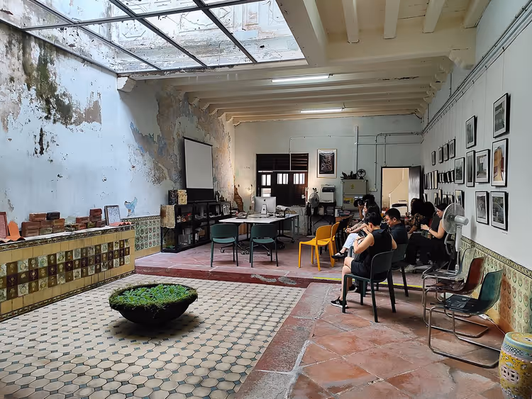  interior منزل بيرانكان المتحفي مع البلاط والزوار