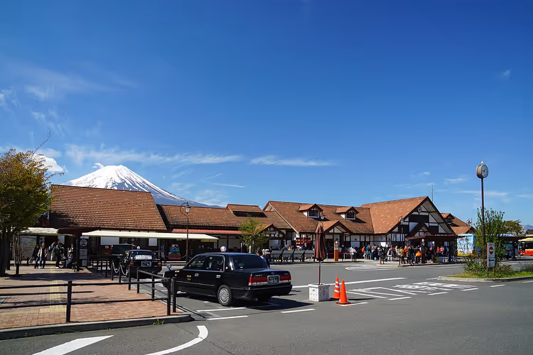 Arka planda Fuji Dağı ile Kawaguchiko İstasyonu