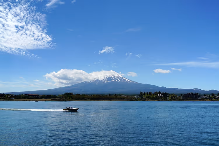Bir tekne ve Fuji Dağı ile Kawaguchi Gölü