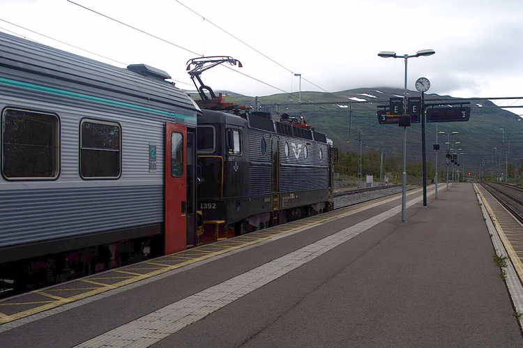 Zug am Bahnsteig des Bahnhofs Abisko Östra