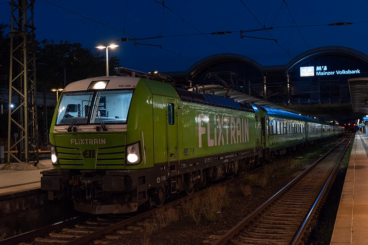 FlixTrain en la estación de noche