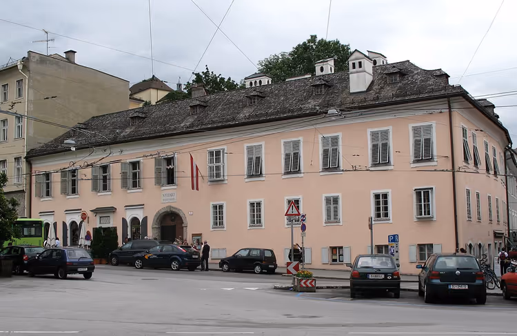 Den rosa bygningen til Mozarts fødested på Makartplatz